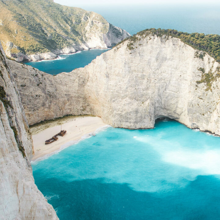 Ein einsamer Strand umgeben von Felsen