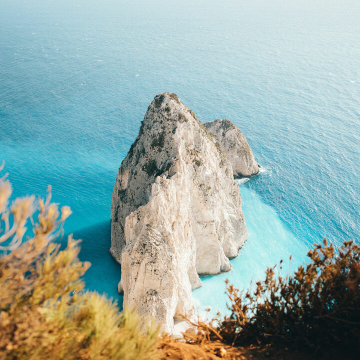 Eine Felsformation im Meer