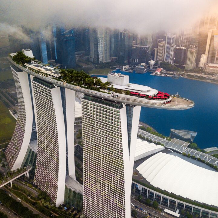 Bekanntes Hotel von oben in Singapur