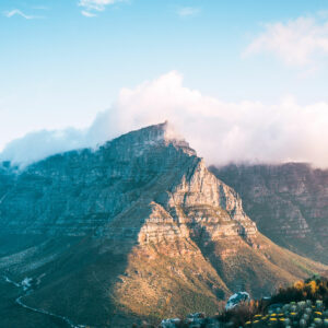Blick auf den Table Mountain der von Wolken umgeben ist