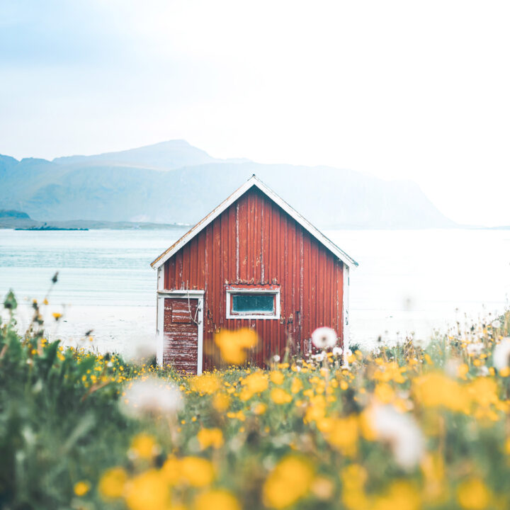 Einsames rotes Haus vor einem See