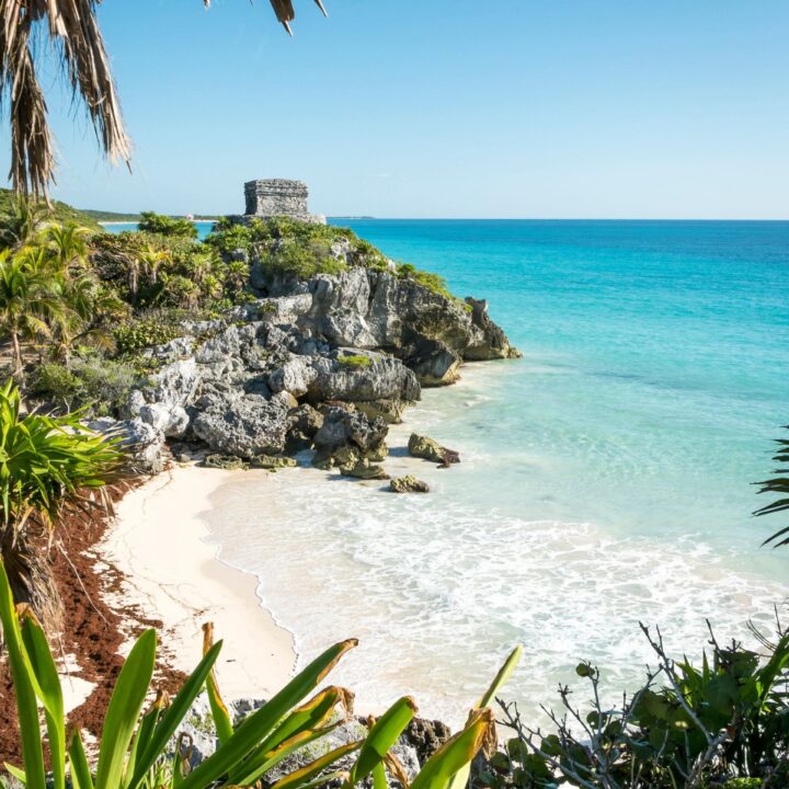 Blick auf einen kleinen versteckten Strand in Mexico