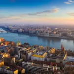 Eine Stadt von oben als Symbol für Auswandern nach Ungarn