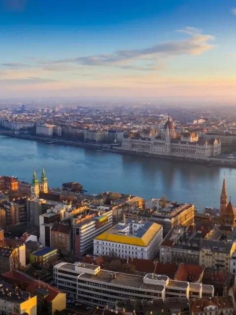 Eine Stadt von oben als Symbol für Auswandern nach Ungarn