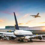 Ein Flughafen mit einem Flugzeug beim Start im Hintergrund