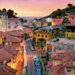 Eine idyllische Stadt als Symbol für das Auswandern nach Spanien