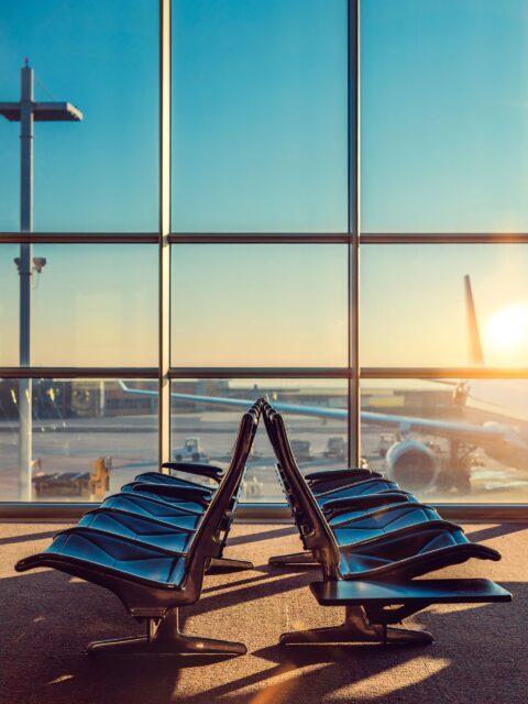 Eine leere Sitzreihe in einem Flughafen