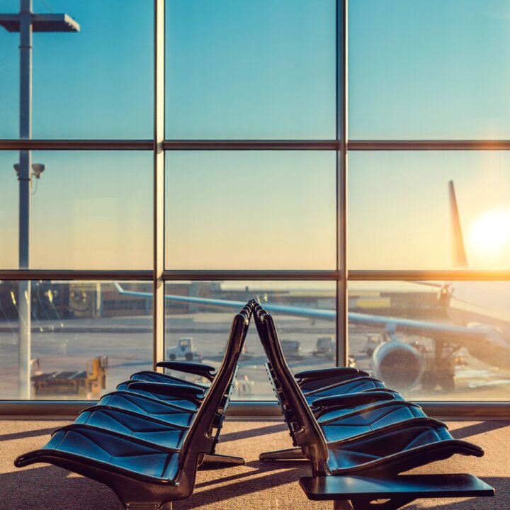 Eine leere Sitzreihe in einem Flughafen