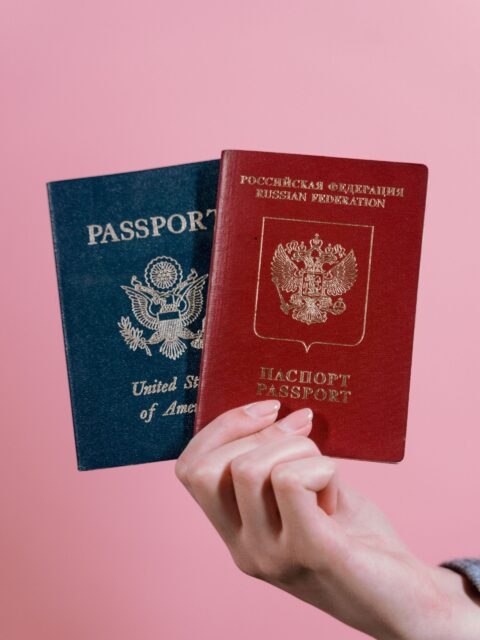 Zwei verschiedene Reisepässe in einer Hand