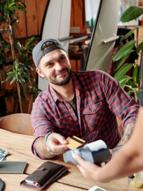 Mann bezahlt mit seiner Kreditkarte