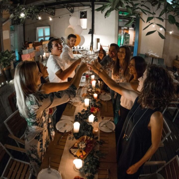Freundesgruppe beim Dinner