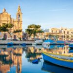 Blick auf ein Gebäude in Malta vom Wasser aus