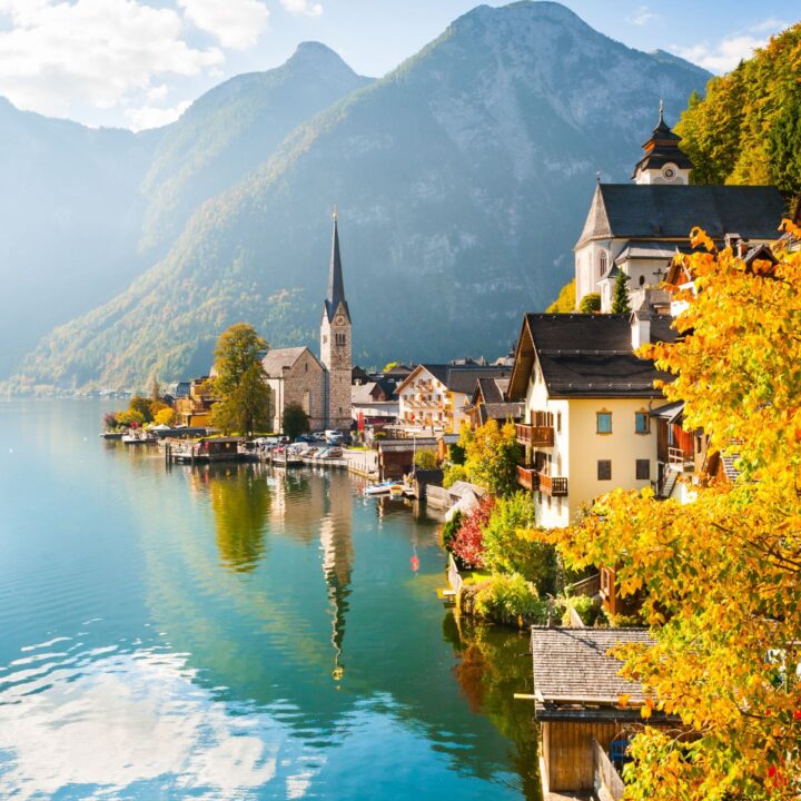 Kleine Stadt direkt am See mit Sonne im Hintergrund