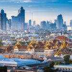 Ein Bild der Skyline von Bangkok in Thailand bei Sonnenschein