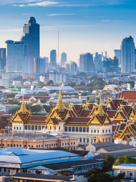 Ein Bild der Skyline von Bangkok in Thailand bei Sonnenschein