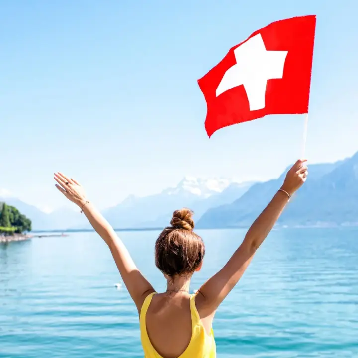 Eine Frau mit Flagge als Symbol für Visum für die Schweiz