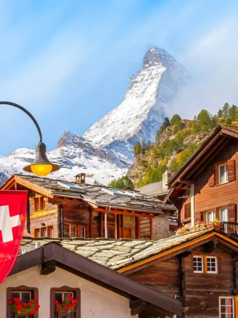 Ein Dort mit Flagge als Symbol für Bankkonto in der Schweiz