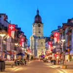 Eine Stadt am Abend als Symbol für Steuern in der Schweiz