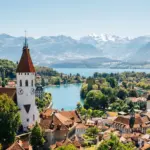 Eine Stadt am See als Symbol für Arbeiten in der Schweiz