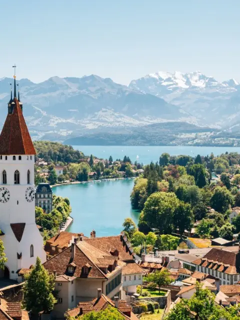 Eine Stadt am See als Symbol für Arbeiten in der Schweiz