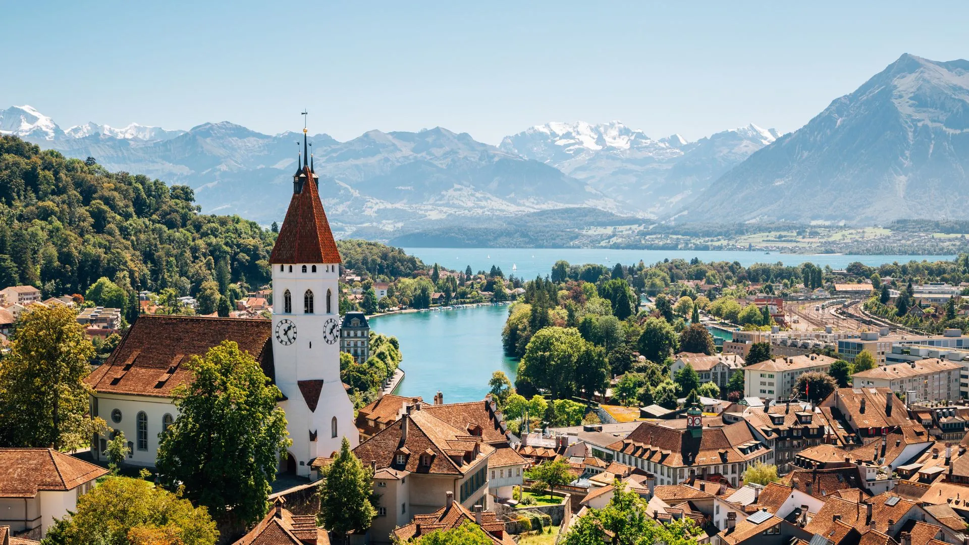 Eine Stadt am See als Symbol für Arbeiten in der Schweiz