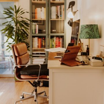 Voller Schreibtisch in einer Wohnung als Symbol für Visum zum Daueraufenthalt