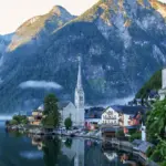 Ein Bergdorf als Symbol für Arbeiten in Österreich