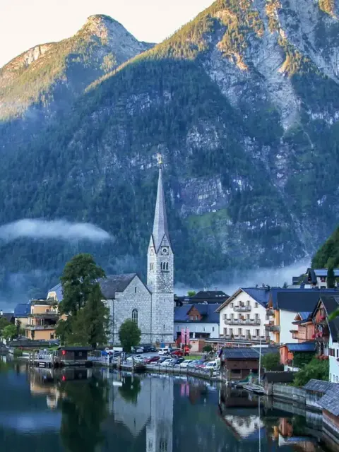 Ein Bergdorf als Symbol für Arbeiten in Österreich