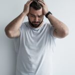 Ein Mann fasst sich aus Verzweiflung an den Kopf