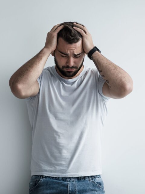 Ein Mann fasst sich aus Verzweiflung an den Kopf