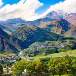 Eine grüne Landschaft als Symbol für Visum für Georgien