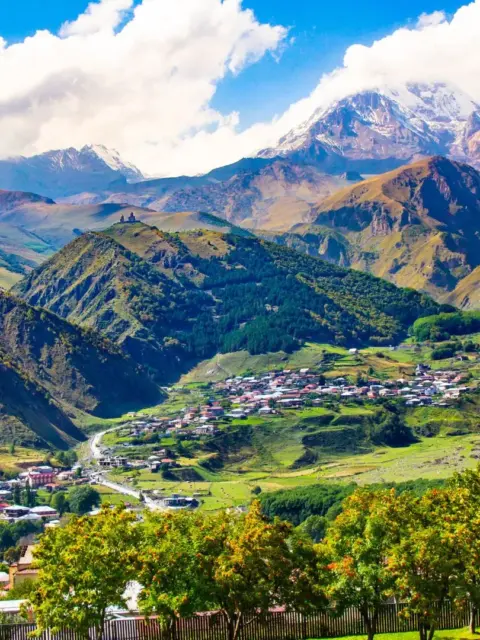 Eine grüne Landschaft als Symbol für Visum für Georgien