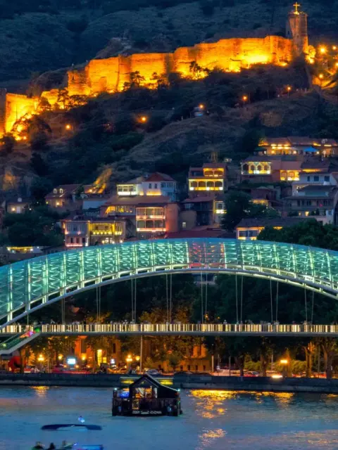Eine Brücke bei Nacht als Symbol für ein Bankkonto in Georgien