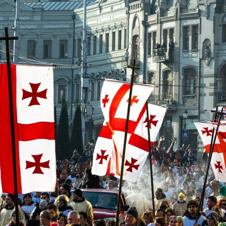 Flaggen auf einem Umzug als Symbol für Leben in Georgien
