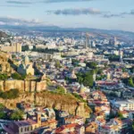 Eine Stadt von oben als Symbol für Steuern in Georgien