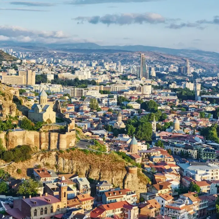 Eine Stadt von oben als Symbol für Steuern in Georgien
