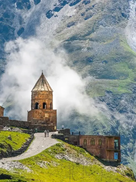 Ein Gebäude in der Natur als Symbol für Krankenversicherung in Georgien