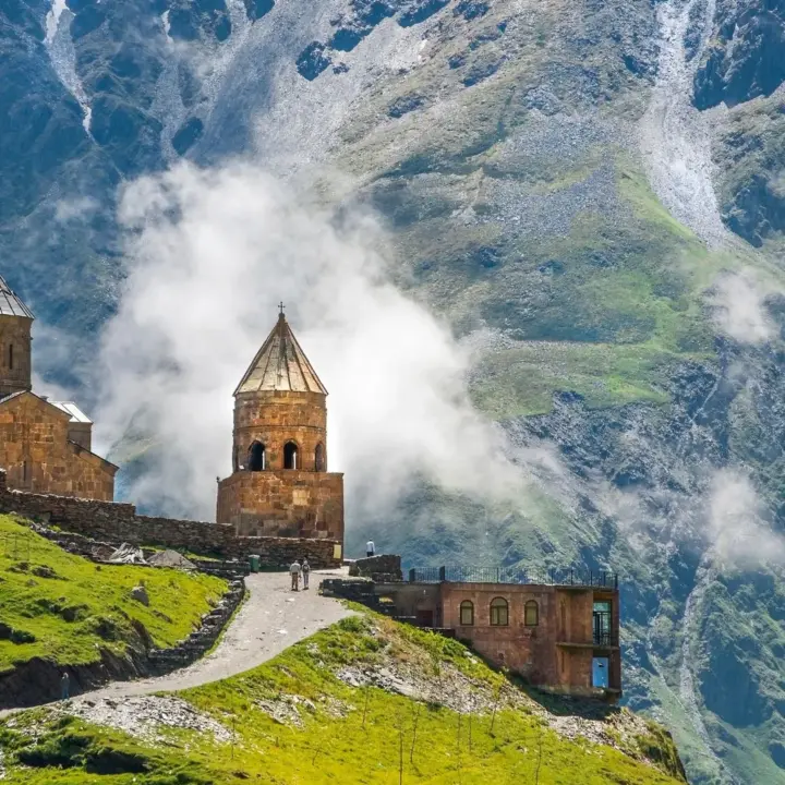 Ein Gebäude in der Natur als Symbol für Krankenversicherung in Georgien