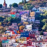Bunte Häuser als Symbol für das Leben in Mexiko
