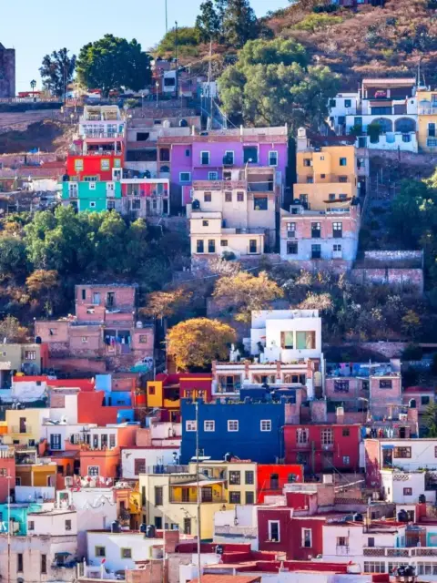 Bunte Häuser als Symbol für das Leben in Mexiko