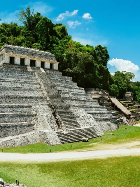 Ein Gebäude in der Natur als Symbol für Krankenversicherung in Mexiko