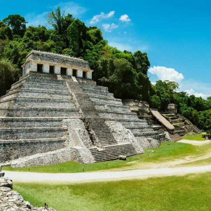 Ein Gebäude in der Natur als Symbol für Krankenversicherung in Mexiko