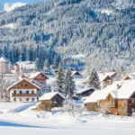 Ein verschneites Dorf als Symbol für Immobilien in Österreich