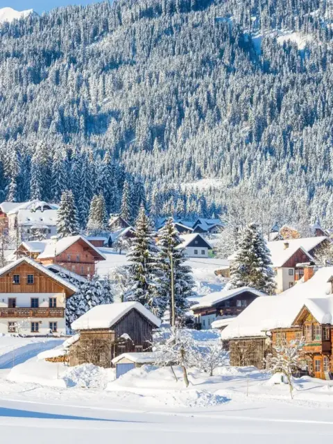 Ein verschneites Dorf als Symbol für Immobilien in Österreich