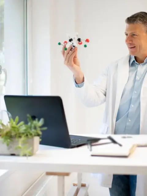 Ein Arzt als Symbol für die Krankenversicherung in Österreich