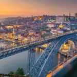 Eine Brücke als Symbol für Arbeiten in Portugal