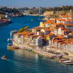 Eine Stadt am Meer als Symbol für Krankenversicherung in Portugal