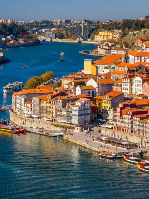 Eine Stadt am Meer als Symbol für Krankenversicherung in Portugal