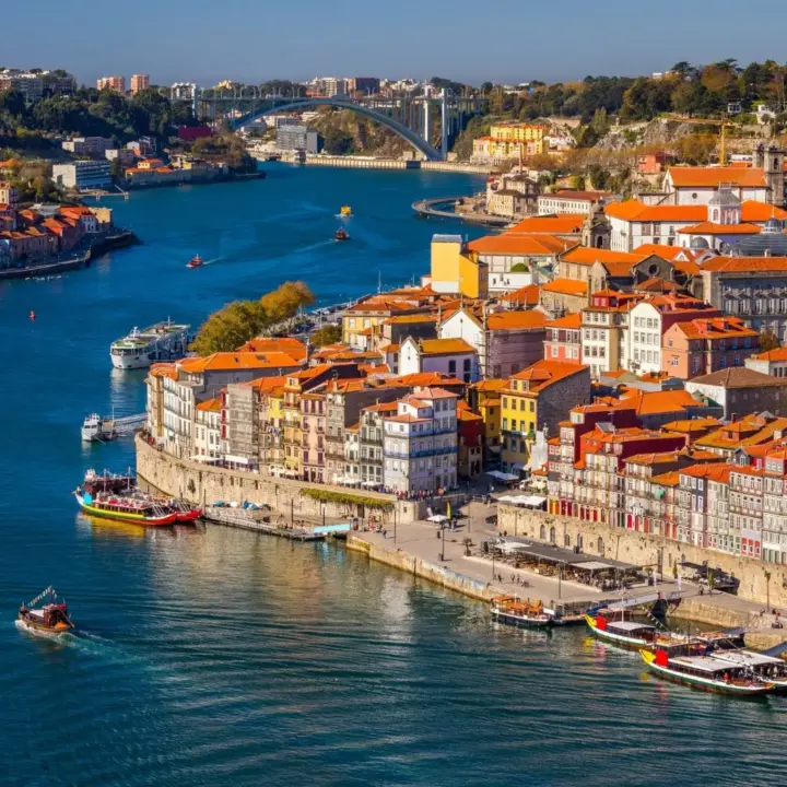 Eine Stadt am Meer als Symbol für Krankenversicherung in Portugal