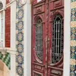 Eine Hauswand als Symbol für Immobilien in Portugal